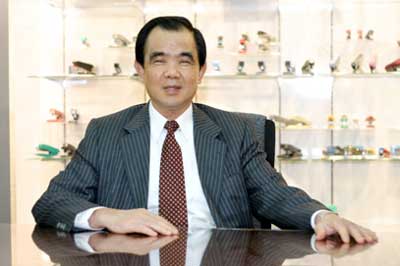 香港通用文具集团主席陈绍良荣获“2010中国经济高峰论坛暨第八届中国经济人物”奖项