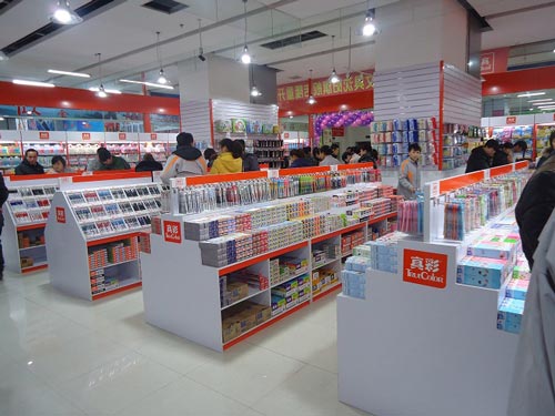 真彩文具沈阳旗舰店营业面积近300平方米，销售产品涵盖书写工具、学生用品、美术画材和办公用品等