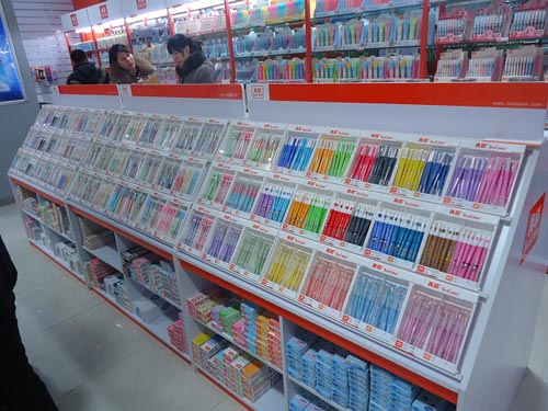 真彩文具沈阳旗舰店营业面积近300平方米，销售产品涵盖书写工具、学生用品、美术画材和办公用品等