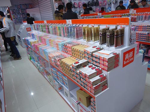 真彩文具沈阳旗舰店营业面积近300平方米，销售产品涵盖书写工具、学生用品、美术画材和办公用品等