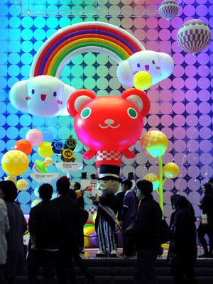 香港国际授权展吉祥物在展览入口处为观众表演。