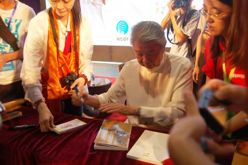 香港才子蔡澜携《老友记》 书香节上会书友