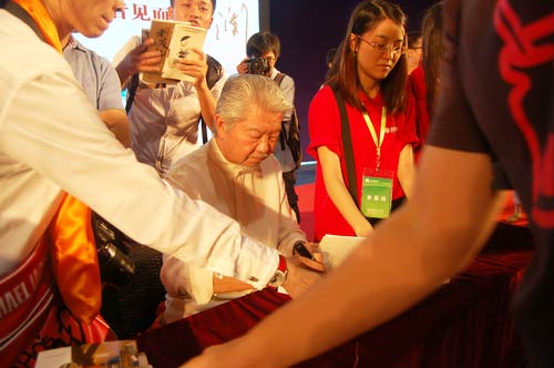 香港才子蔡澜携《老友记》 书香节上会书友