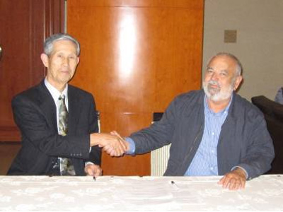 (左)府中纸工株式会社会长 三宅一清(右)意大利EUROPROGETTI总经理 Lamberto Saletti先生