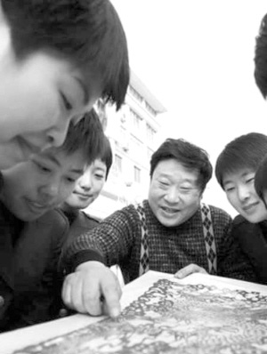 陈耀向青年人传授剪纸工艺