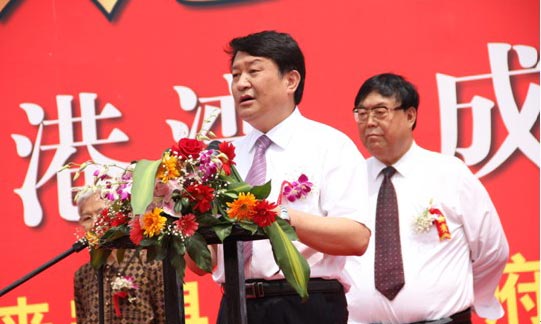 贝发集团董事长邱智铭在中国文具产业示范园奠基仪式暨投资说明会上做项目介绍，勾画中国文具产业示范区宏伟蓝图。