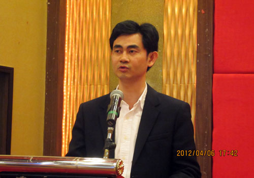会长陈钦发在汕头文具协会二届三次会员大会上做讲话。