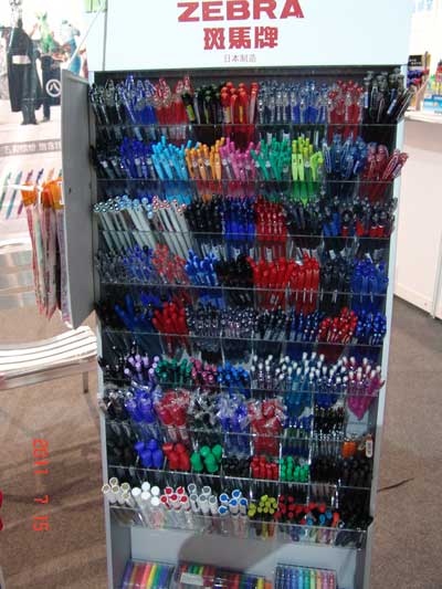 斑马展区的展品不错哦，磁性记号笔、多彩签字笔......品种齐全、色彩鲜艳！