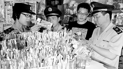 中、高考临近，云霄县工商局陈岱工商所对辖区所有文具店进行集中清查。