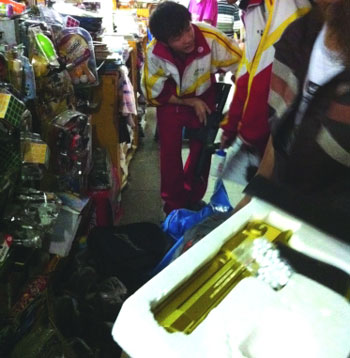 记者暗访地下通道文具市场，销售商家被查处