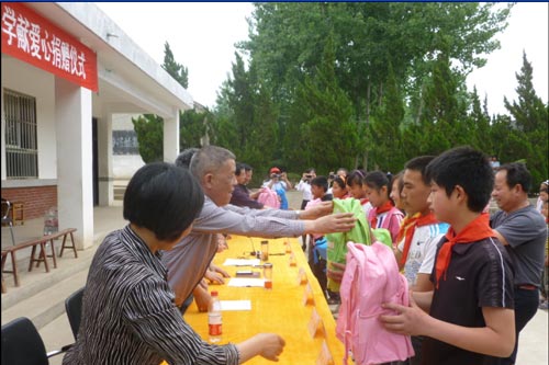 贝发集团向马头小学捐赠爱心文具