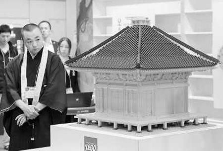 2012日本东京玩具展“乐高”积木搭建的平泉文化遗址的中尊寺金色堂建筑。