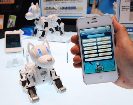 日本东京文具展，世嘉玩具的“wappydog”，与iPhone联动的犬型机器人。