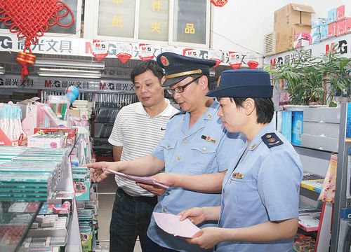 上海工商局金山分局展开了文具市场打假行动