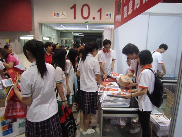真彩文具亮相2012年广州市高中阶段学校招生现场咨询会